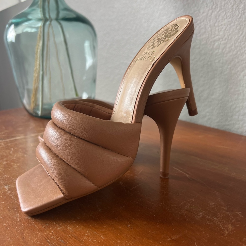 NWOT Vince Camuto Candriea sandals, tan, size 7.5